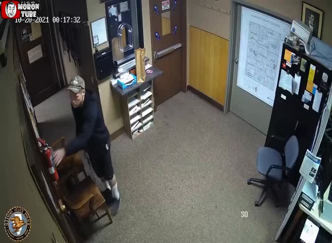 Video :He gets shot in the leg while attempting to flee the police station with a fire extinguisher